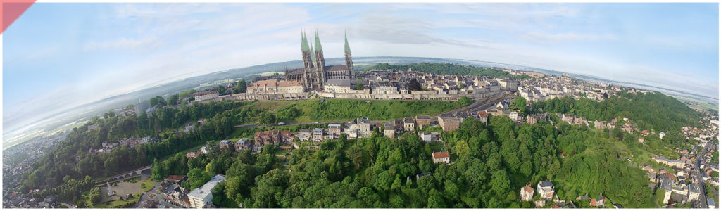 Laon-bleidach-grün-Kathedrale-2-Türme-Tuerme-Spitzdach-flach-Damals-Jetzt-Cathédrale-plomb-vert-vol-drone-2-deux-tours-façade-ouest-aériennes avant-toits-plane-alors-et-maintenant-Laon-cathedral-drone-flight-cathedrale-aerial view-green-2-two-towers-façade-west-pitched roof-then-and-now
