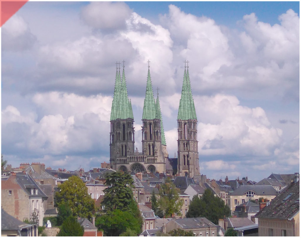 Laon-bleidach-grün-Kathedrale-2-Türme-Tuerme-Spitzdach-flach-Damals-Jetzt-Cathédrale-plomb-vert-vol-drone-2-deux-tours-façade-aériennes-tours avant-toits-plane-alors-et-maintenant-Laon-cathedral-drone-flight-cathedrale-aerial view-green-2-two-towers-façade-west-pitched roof-then-and-now