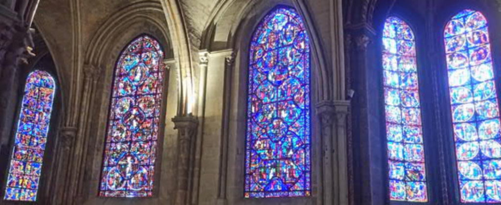 Bourges-Kathedrale-Ansicht-innen-Glasfenster-geplant-gebaut-Damals-Jetzt